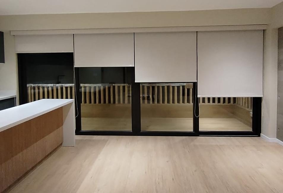 Sala con cortinas blackout del departamento 502
