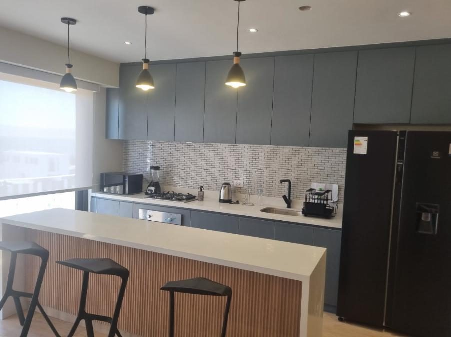 Cocina equipada con isla del departamento 502