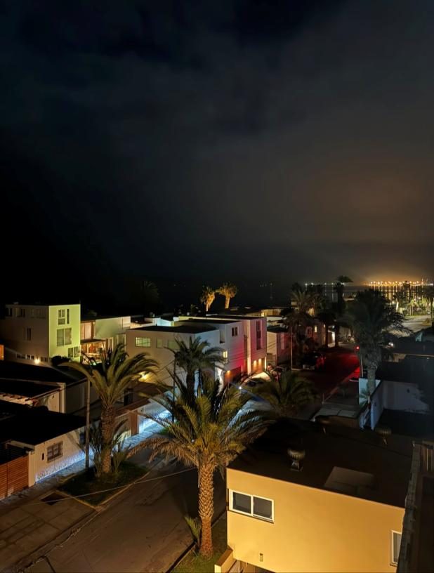 Vista nocturna de la bahía desde el penthouse 602