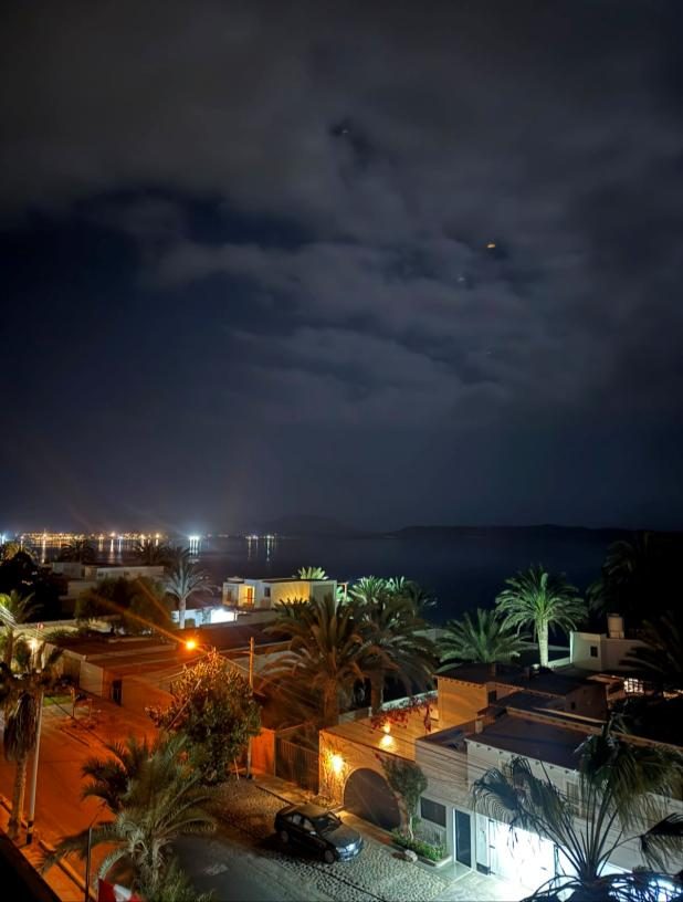 Vista aérea nocturna de Bahía Solwara