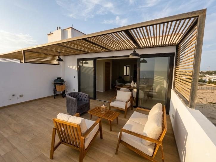 Terraza lounge con pérgola del penthouse 602