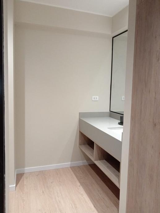 Baño con mueble y espejo de acabado moderno