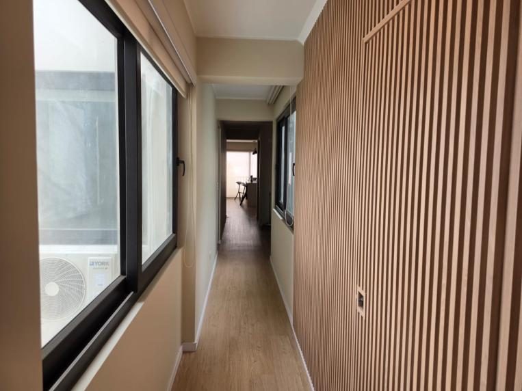 Pasillo interior del edificio Bahía Solwara